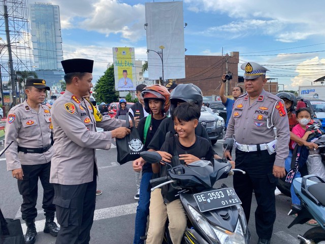 Polresta Bandar Lampung bersama bersama Harley Davidson Club Indonesia (HDCI) Pengurus Daerah (Pengda) Lampung berbagi takjil. | Foto: Sinta Yuliana/Lampung Geh