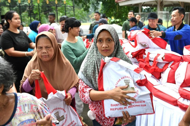 Masyarakat menerima bansos yang dibagikan oleh Presiden Jokowi di depan Istana  Kepresidenan Bogor, Sabtu (6/4/2024). Foto: Dok. Biro Pers Setpres