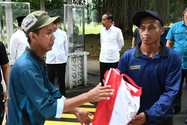 Masyarakat menerima bansos yang dibagikan oleh Presiden Jokowi di depan Istana  Kepresidenan Bogor, Sabtu (6/4/2024). Foto: Dok. Biro Pers Setpres