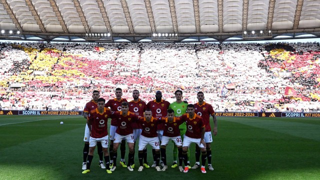Para pemain AS Roma berpose untuk foto grup tim sebelum pertandingan melawan Lazio, di Stadio Olimpico, Roma, Italia, Sabtu (6/4/2024). Foto: Alberto Lingria/Reuters