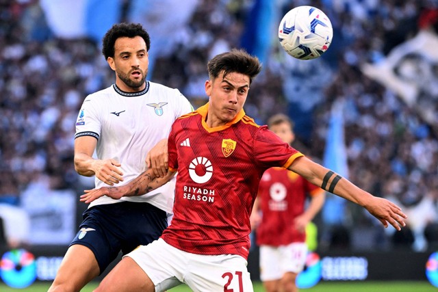 Pemain AS Roma Paulo Dybala beraksi bersama pemain Lazio Felipe Anderson di Stadio Olimpico, Roma, Italia, Sabtu (6/4/2024). Foto: Alberto Lingria/Reuters