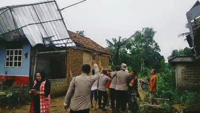 Puluhan rumah di Desa Toto Mulyo, Kecamatan Way Bungur, Lampung Timur mengalami kerusakan akibat diterjang angin puting beliung. | Foto: Dok Polres Lampung Timur