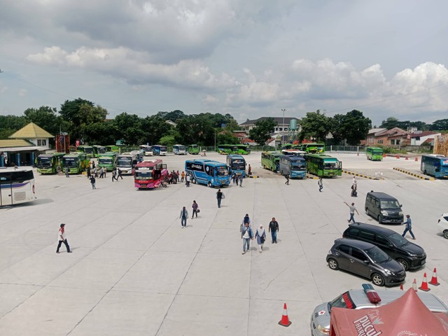 Pantauan, penumpang di Terminal Rajabasa Tipe A Bandar Lampung, Sabtu (6/4). Foto : Eka Febriani / Lampung Geh