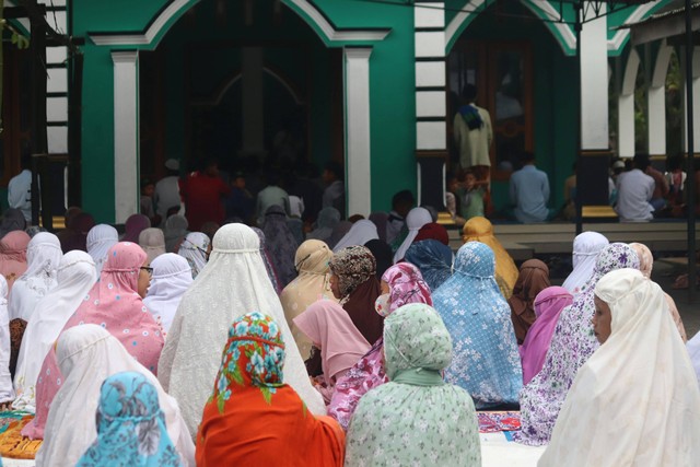 Ilustrasi Apakah Sholat Idul Fitri Harus di Lapangan. Sumber: Unsplash/Mufid Majnun