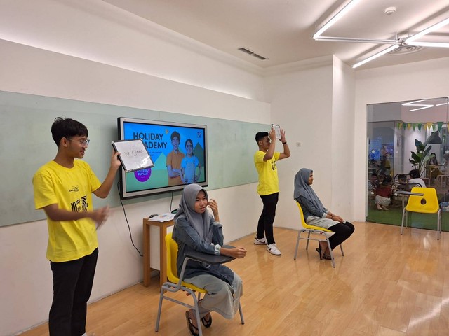 Kegiatan junior teacher, mengajar anak-anak panti asuhan bahasa Inggris. Foto: Masruroh/Basra