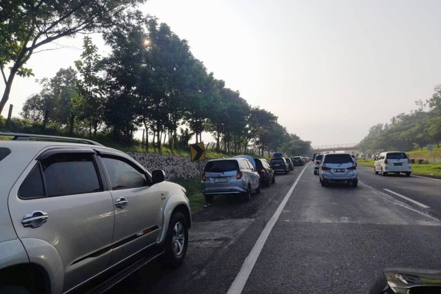 Sejumlah kendaraan berhenti di bahu jalan Tol Cipali KM 110-130, Minggu (7/4/2024). Foto: kumparan