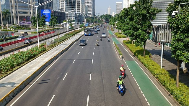 Suasana lalu lintas di Jalan Jenderal Sudirman, Jakarta, Minggu (7/4/2024). Foto: Zamachsyari/kumparan