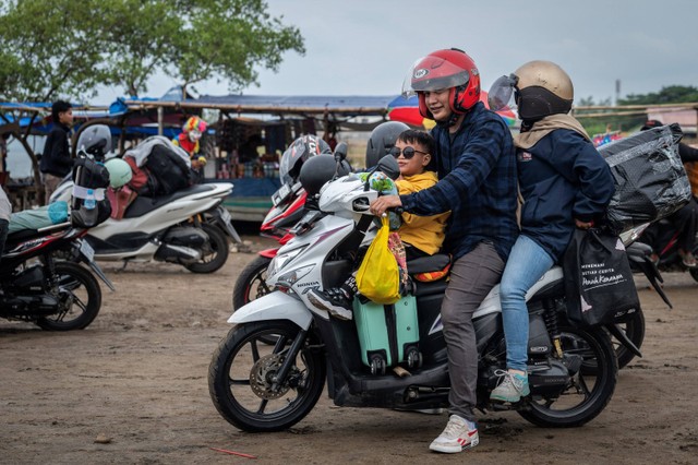 Sejumlah pemudik sepeda motor beristirahat di Pantai Mbong di jalan raya Pantura, Indramayu, Jawa Barat, Sabtu (6/4/2024). Foto: Bayu Pratama S/ANTARA FOTO