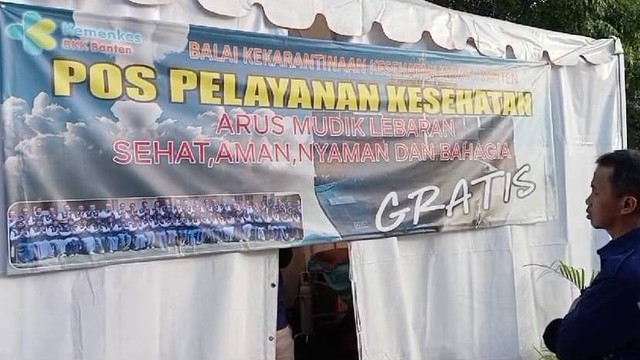 Petugas kesehatan memberikan pelayanan kepada pemudik yang mengalami sesak nafas di Pelabuhan Ciwandan, Banten, Minggu (7/4/202). Foto: kumparan