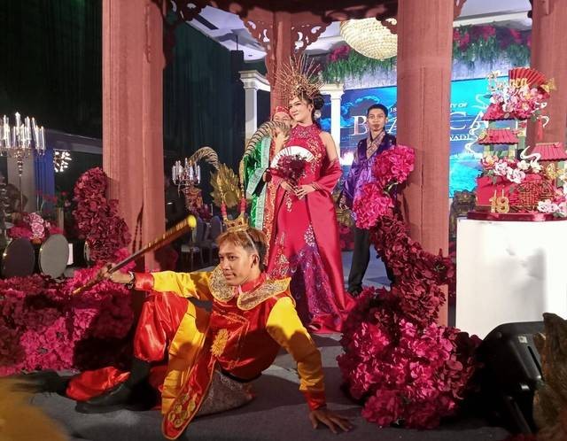Bianca tampil elegan ala Putri Cina dalam balutan gaun warna merah, bersama tokoh Sun Go Kong (duduk). Foto: Masruroh/Basra