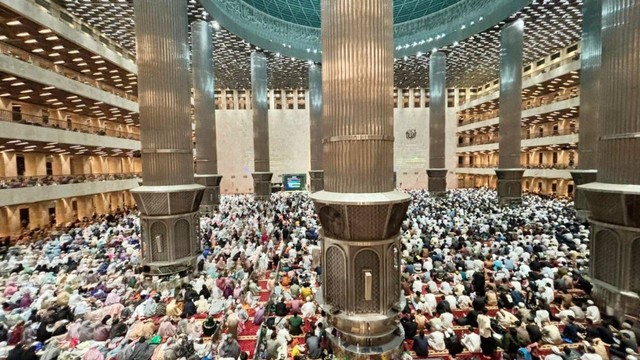 Umat Muslim saat mengikuti Itikaf di Masjid Istqlal, Jakarta, Minggu (7/4/2024) dini hari. Foto: Ema Fitriyani/kumparan