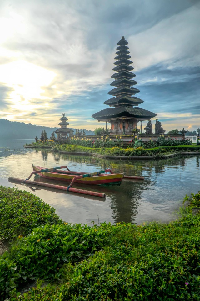Ilustrasi Bali sebagai identitas budaya. Foto: https://www.pexels.com/id-id/foto/kano-di-badan-air-dengan-latar-belakang-pagoda-2166559/