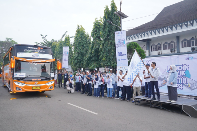 Direktur Human Capital dan Transformasi Jasa Marga Bagus Cahya A.B. melepaskan pemudik program Mudik Asyik Bersama BUMN 2024 di Jakarta Timur, Jumat (5/4/2024). Foto: Dok. Jasa Marga