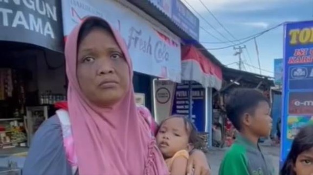 Polwan Banten membantu seorang ibu yang kehabisan ongkos dari Palembang ke Surabaya. Foto: Instagram/@ditlantaspoldabanten