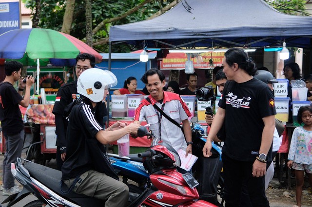 Asmo Kalbar dan Paguyuban Honda West Borneo Community (HWBC) membagikan takjil kepada warga. Foto: Dok. Astra Motor Kalbar