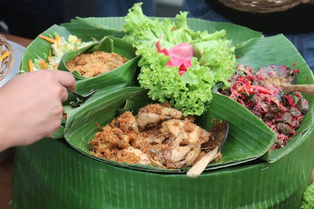 Nasi Pecel Enak di Jakarta. Foto hanya sebagai ilustrasi, bukan tempat sebenarnya. Sumber: Unsplash/Mufid Majnun.