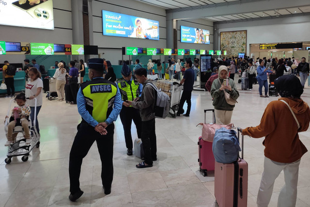 Calon penumpang memadati Terminal 2 Bandara Soekarno-Hatta pada H-3 Lebaran 2024, Minggu (7/4/2024). Foto: Jamal Ramadhan/kumparan