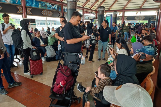 Calon penumpang memadati Terminal 2 Bandara Soekarno-Hatta pada H-3 Lebaran 2024, Minggu (7/4/2024). Foto: Jamal Ramadhan/kumparan