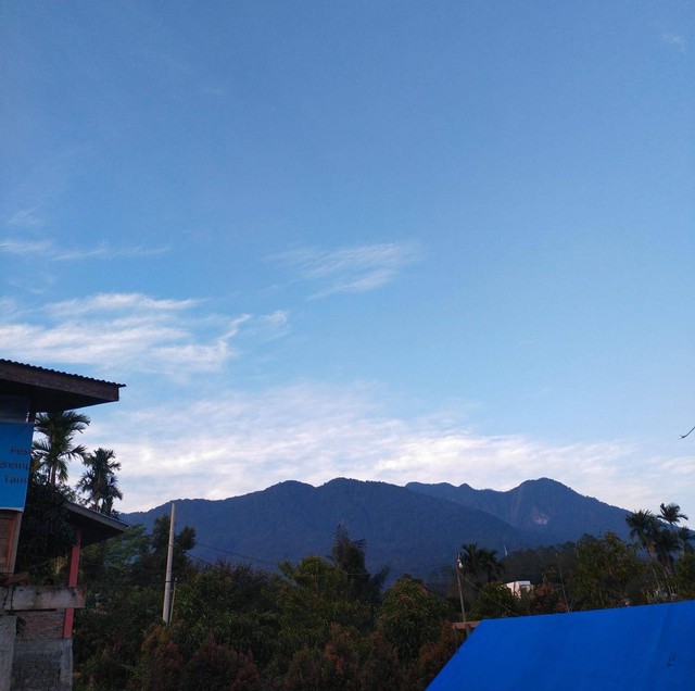 Pegunungan Indonesia (sumber: https://unsplash.com/s/photos/percakapan)