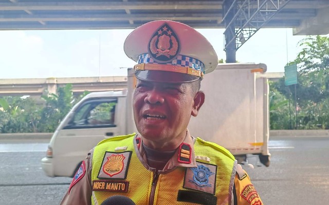 Kepala Pos Pengamanan Sumber Artha Bekasi, Iptu Noer Manto saat diwawancarai wartawan di kawasan Jalan Raya Kalimalang, Bekasi, Minggu (7/4/2024) Foto: Fadlan Nuril Fahmi/kumparan