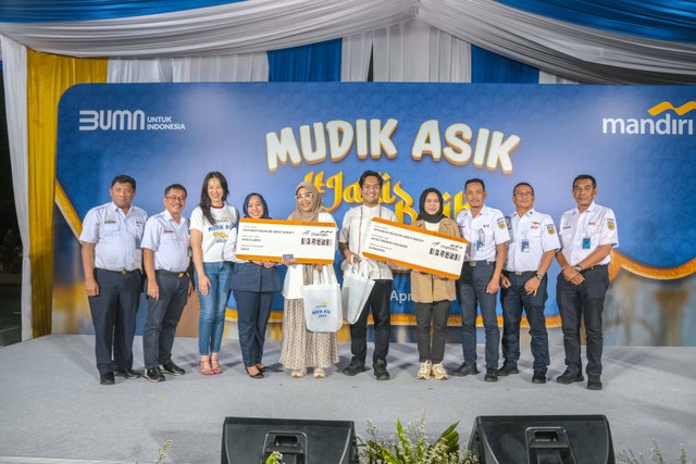 Para nasabah pemenang Mudik Asik 2024 yang diselenggarakan Bank Mandiri. Foto: dok. Bank Mandiri