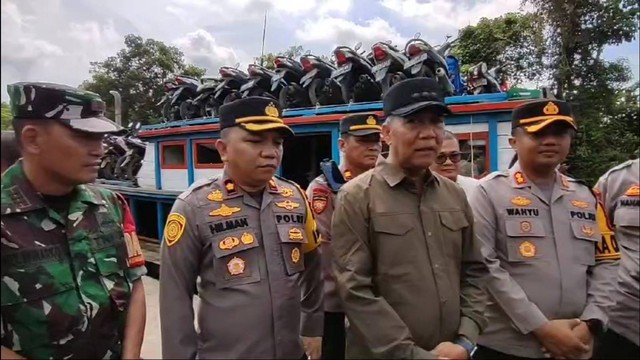 Pj Bupati Kubu Raya, Syarif Kamaruzaman, didampingi Kapolres Kubu Raya, AKBP Wahyu Jati Wibowo, memberikan keterangan kepada awak media. Foto: Dok. Polres Kubu Raya