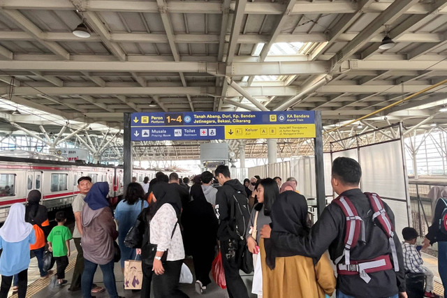 Antrean eskalator lantai 2  di Stasiun Manggarai pada pukul 16.54 WIB pada Minggu (7/4//2024) Foto: Widya Islamiati/kumparan