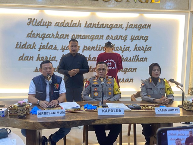 Kapolda Lampung, Irjen Pol Helmy Santika saat konferensi pers di Siger Lounge Mapolda Lampung. | Foto: Sinta Yuliana/Lampung Geh