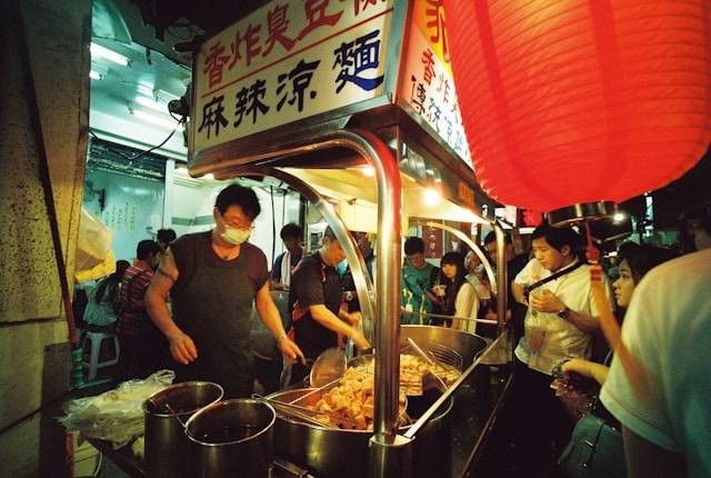 Kuliner Malam di Cihampelas Bandung. Foto hanya ilustrasi. Sumber foto: Unsplash/Weiwei