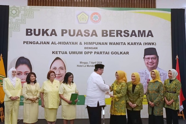 Pengajian Al-Hidayah & Himpunan Wanita Karya  (HWK) memberikan dukungan kepada Ketua Umum Partai Golkar, Airlangga Hartarto untuk Munas 2024, di Hotel Le Meridien, Jakarta, Minggu (7/4/2024) Foto: Zamachsyari/kumparan
