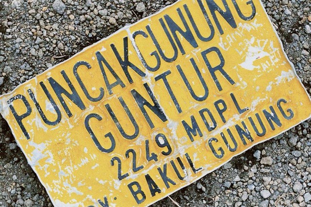 Salah satu papan yang berada di puncak Gunung Guntur; Sumber: galeri penulis