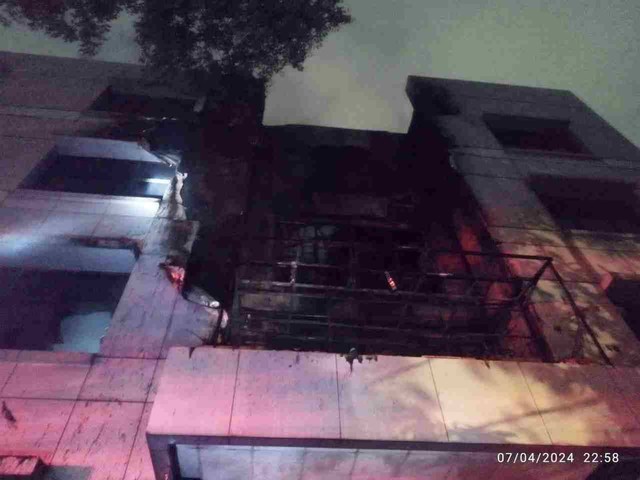 Gedung LBH Jakarta terbakar, Minggu (7/4/2024) Foto: Dok. Istimewa