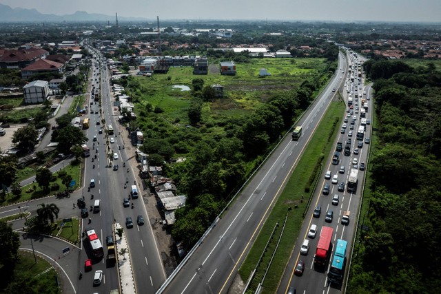 Sejumlah kendaraan pemudik melintas di Jalan Tol Cikopo-Palimanan (Cipali), Cirebon, Jawa Barat, Minggu (7/4/2024). Foto: Aprillio Akbar/ANTARA FOTO