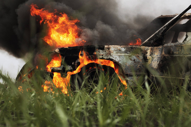 Ilustrasi mobil terbakar imbas kecelakaan. Foto: Shutterstock