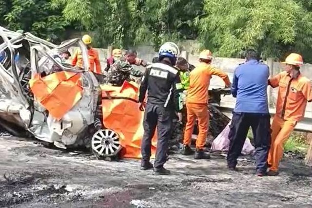 Kondisi kendaraan usai kecelakaan di Tol Jakarta-Cikampek KM 58, Karawang, Senin (8/4/2024). Foto: Dok. Istimewa