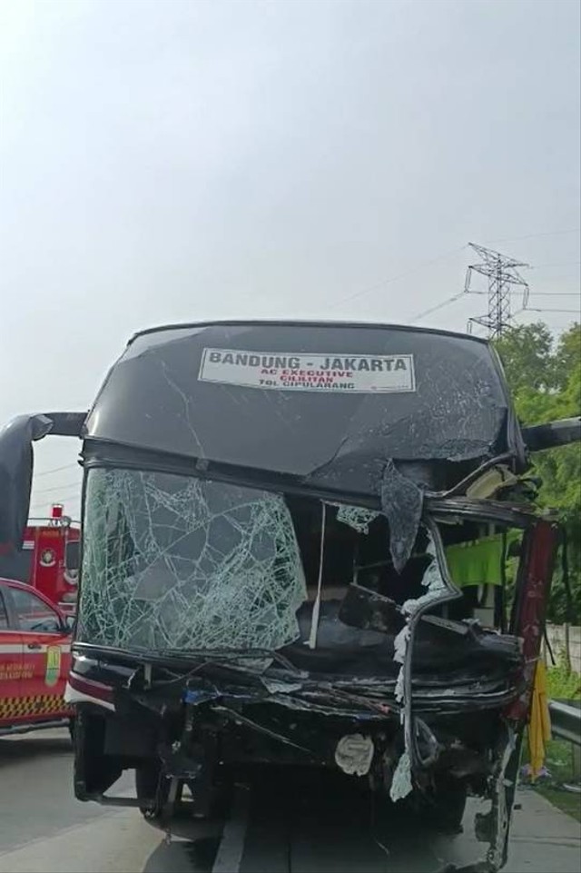 Bus Primajasa yang terlibat kecelakaan di Tol Jakarta-Cikampek KM 58, Karawang, Senin (8/4/2024). Foto: Dok. Istimewa
