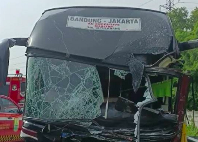 Bus Primajasa terlibat kecelakaan beruntun di jalur contraflow Tol Jakarta-Cikampek, Senin (8/4/2024). Foto: Dok. Istimewa