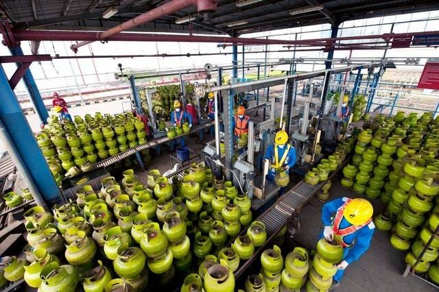 Petugas sedang menata Gas LPG 3 Kg. Kelangkaan gas subsidi di Pontianak ini diakui agen karena mereka tidak mendapat kuota tambahan jelang lebaran tahun ini. Foto: Dok, Kumparan