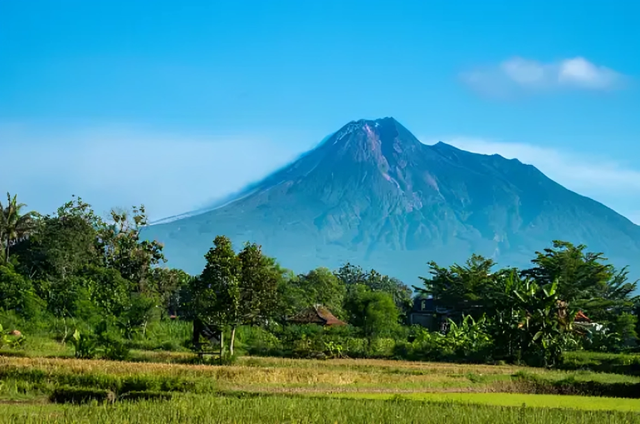 Gunung Merapi (Sumber: Unsplash/Leamus)