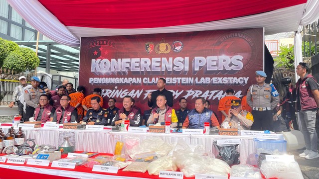 Konferensi pers pengungkapan clandestine lab ekstasi jaringan Fredy Pratama, di kawasan Sunter, Jakarta Utara, Senin (8/4/2024). Foto: Fadhil Pramudya/kumparan