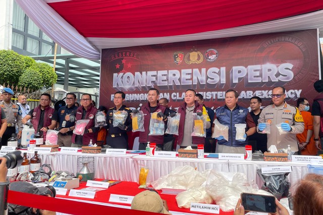 Konferensi pers pengungkapan clandestine lab ekstasi jaringan Fredy Pratama, di kawasan Sunter, Jakarta Utara, Senin (8/4/2024). Foto: Fadhil Pramudya/kumparan