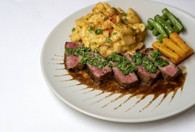 Wolfgang's Steakhouse, foto hanya ilustrasi, bukan tempat sebenarnya: Unsplash/amirali mirhashemian