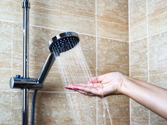 Ilustrasi mandi menggunakan shower. Foto: Shutterstock