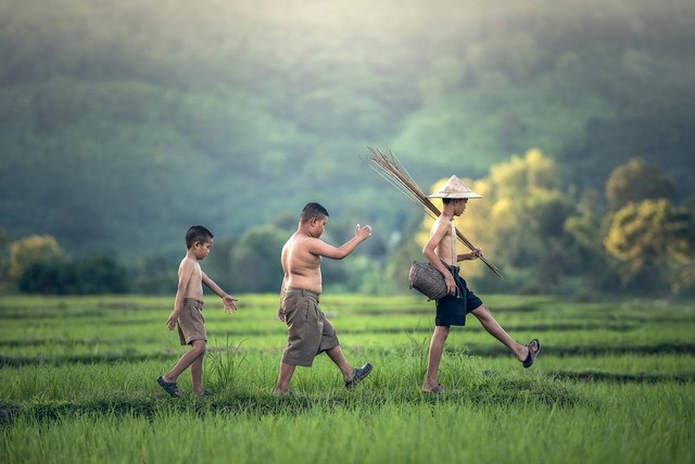 Foto tiga orang anak laki laki (Sumber: https://pixabay.com/id/photos/masa-kanak-kanak-aktivitas-asia-1822605/)