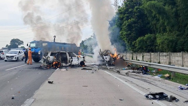 Kondisi kendaraan usai kecelakaan di Tol Jakarta-Cikampek KM 58, Karawang, Senin (8/4/2024). Foto: Dok. Istimewa