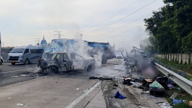 Kondisi kendaraan usai kecelakaan di Tol Jakarta-Cikampek KM 58, Karawang, Senin (8/4/2024). Foto: Dok. Istimewa