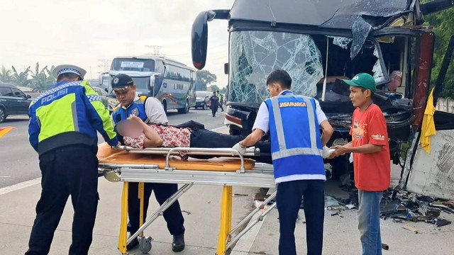 Petugas mengevakuasi kenek bus yang mengalami kecelakaan di Tol Jakarta-Cikampek KM 58, Karawang, Senin (8/4/2024). Foto: Dok. Istimewa