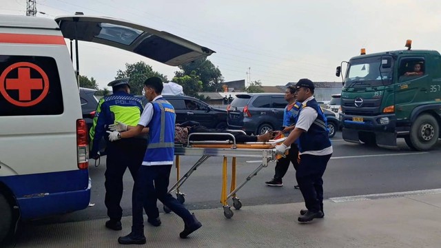 Petugas mengevakuasi kendek bus yang mengalami kecelakaan di Tol Jakarta-Cikampek KM 58, Karawang, Senin (8/4/2024). Foto: Dok. Istimewa