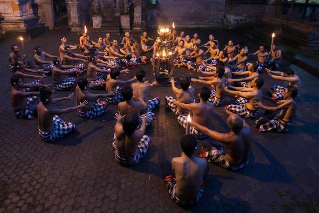 ilustrasi budaya indonesia. (sumber:https://www.pexels.com/id-id/pencarian/tari%20kecak/)