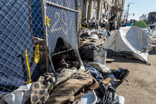 Homeless di area Skid Row pada tanggal  24 November 2022 di Los Angeles. Foto: https://www.shutterstock.com/image-photo/homeless-people-skid-row-area-on-2230423275